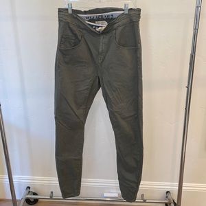 Barely worn Pullin Army green pants with a tapered skinny leg, size large.